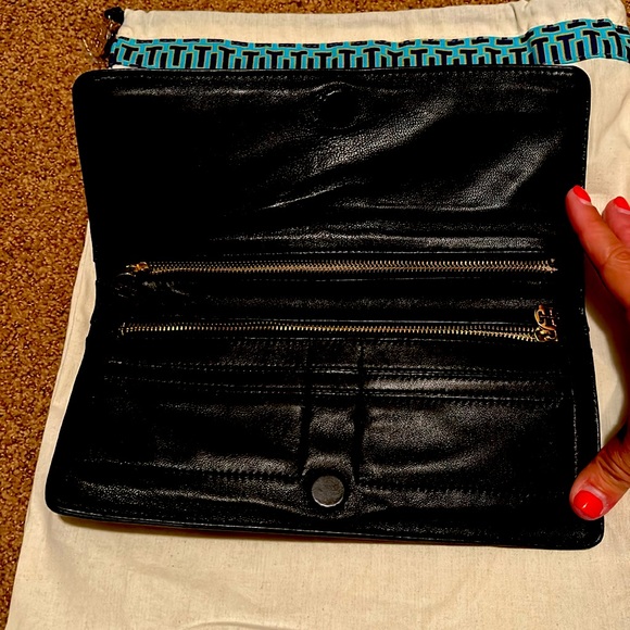 Tory Burch Wallet clutch, black patent. - Picture 3 of 4